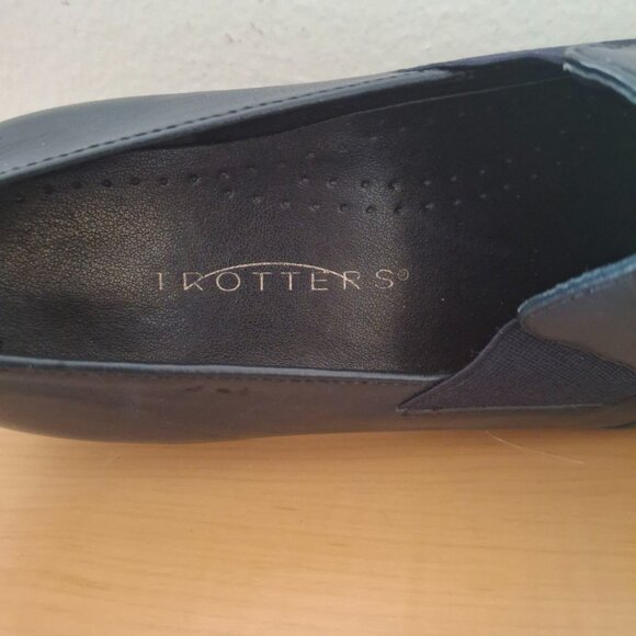 Trotters Ash Loafers - Women's Navy Leather Closed-Toe Slip-On - Size 6M - Picture 5 of 6